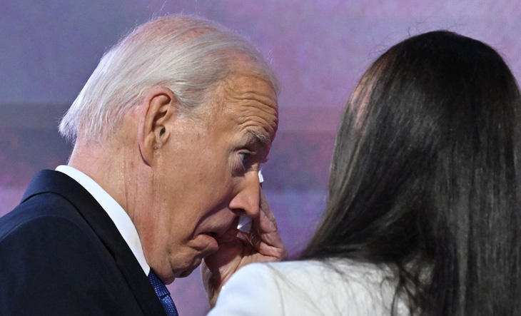 Ông Biden lau nước mắt chia tay cử tri Đảng Dân chủ - Ảnh 2.