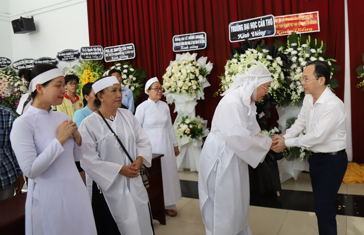 Lãnh đạo Cần Thơ, An Giang, Trường đại học Cần Thơ viếng giáo sư Võ Tòng Xuân - Ảnh 1.