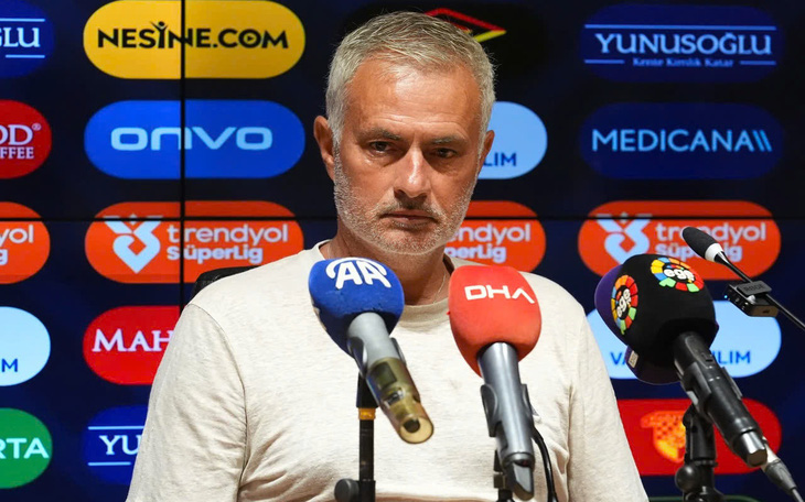 Mourinho bị phạt vì mở laptop 'check VAR' trọng tài ngay trên sân - Ảnh 2.