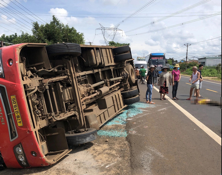 Vụ lật xe khách trên quốc lộ 14: Người phụ nữ lái xe băng ngang đường đã tử vong - Ảnh 2.