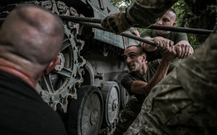 Ukraine dùng pháo HIMARS phá cầu phao Nga ở Kursk - Ảnh 2.