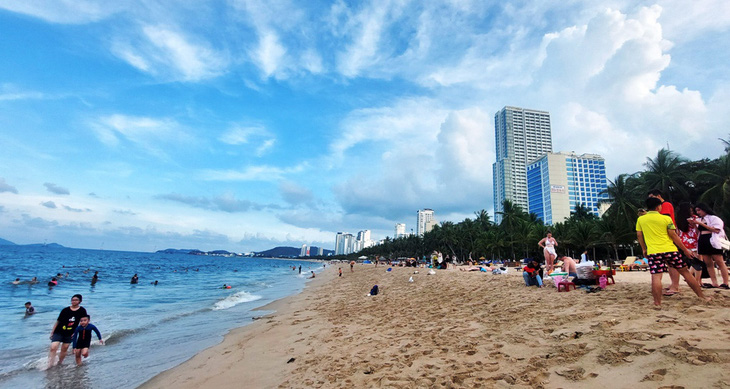 Bãi biển Nha Trang nơi sẽ diển ra Giải bơi Seastar Nha Trang bay lần thứ I - năm 2024 dành cho nhiều người trong, ngoài nước - Ảnh: PHAN SÔNG NGÂN