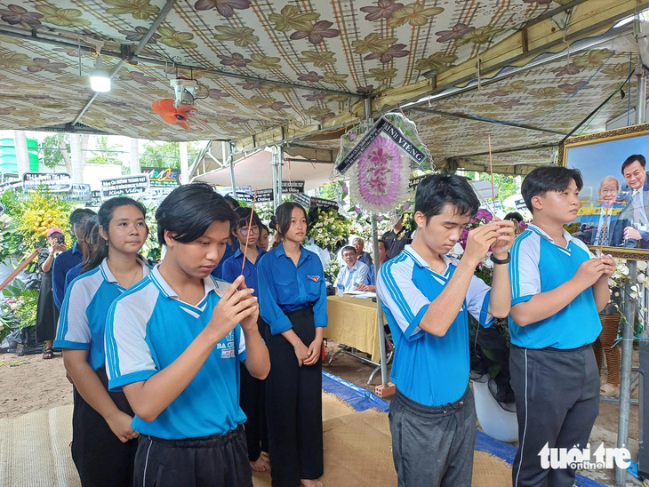 Giáo sư Võ Tòng Xuân đã về với đất mẹ tại thị trấn Ba Chúc - Ảnh 3.