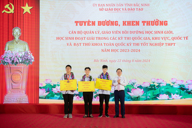 bi-thu-bac-ninh-nguyen-anh-tuan-trao-khen-thuong-hoc-sinh-gioi-17243259719922012176324.jpg