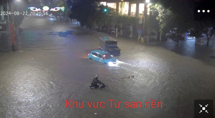 Hà Nội, Thái Nguyên mưa to, ô tô bị cuốn trôi hàng chục mét - Ảnh 3.