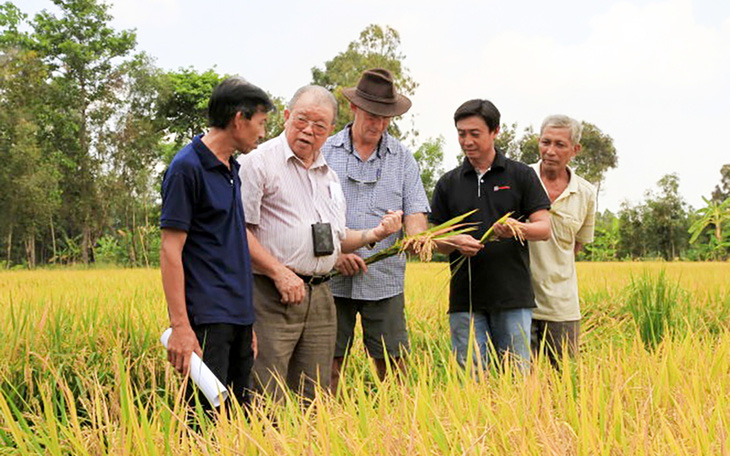 Hàng ngàn sinh viên cúi đầu tiễn biệt giáo sư Võ Tòng Xuân - Ảnh 8.