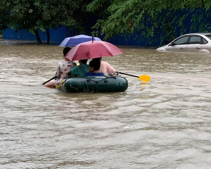 Vì sao Hà Nội, Thái Nguyên mưa như trút trong đêm qua và sáng nay? - Ảnh 1.