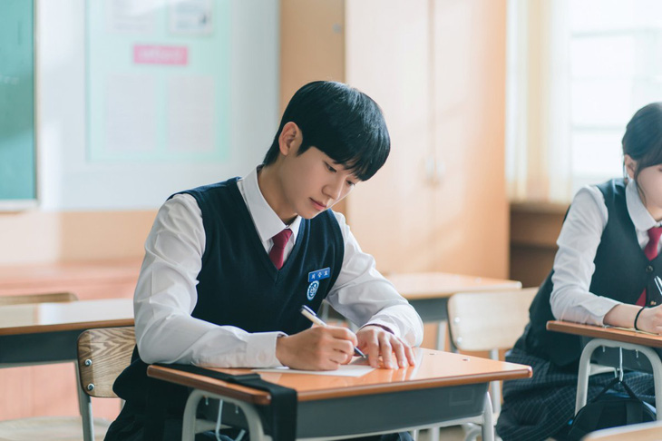 Jung Hae In U40 vẫn ‘cưa sừng làm nghé’ cực ngọt - Ảnh 1.