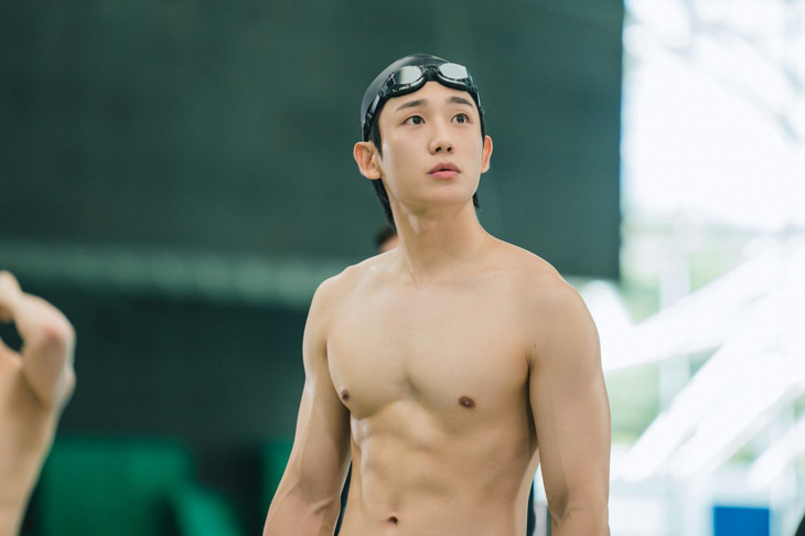 Jung Hae In U40 vẫn ‘cưa sừng làm nghé’ cực ngọt - Ảnh 2.