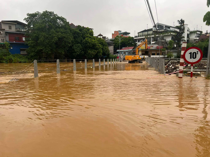 Mưa lớn ở Cao Bằng gây ngập úng, nhiều tuyến đường bị sạt lở - Ảnh 2.