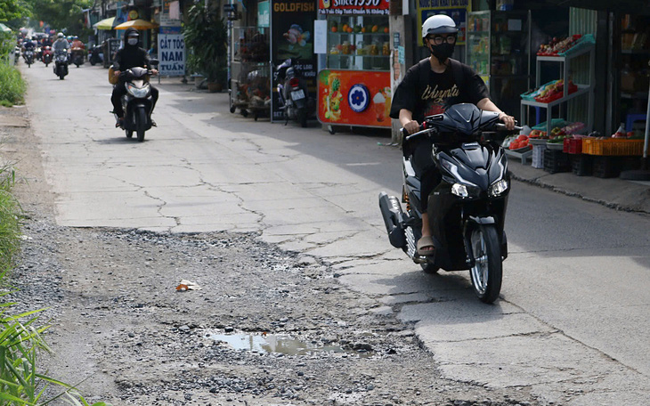 'Núi' rác trong khu công nghiệp Tân Bình 'chạy' từ chỗ này sang chỗ khác - Ảnh 4.