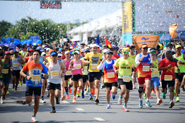 Mặc trời nắng nóng, các runner tưng bừng xuất phát tại GreenUP Marathon - Ảnh 10.