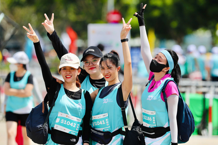 Mặc trời nắng nóng, các runner tưng bừng xuất phát tại GreenUP Marathon - Ảnh 7.