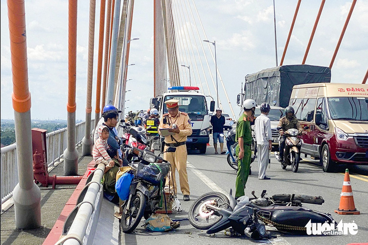 Tai nạn trên cầu Rạch Miễu, một thiếu niên thiệt mạng, kẹt cả phà lẫn cầu- Ảnh 1.