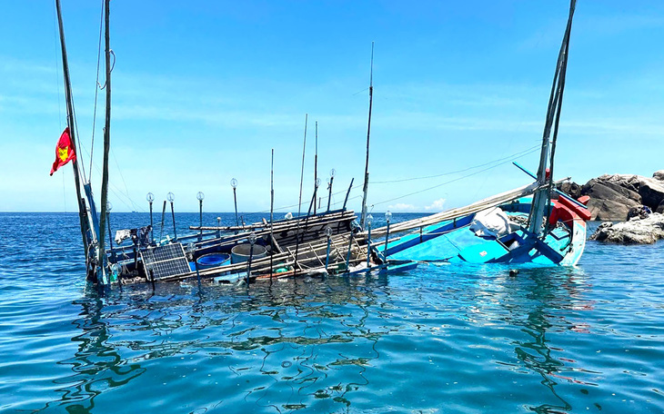 Bàn giao hai ngư dân gặp nạn trên biển Hoàng Sa - Ảnh 2.