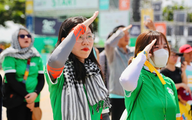 Mặc kệ nắng nóng, các runner tưng bừng xuất phát tại GreenUP Marathon - Ảnh 11.