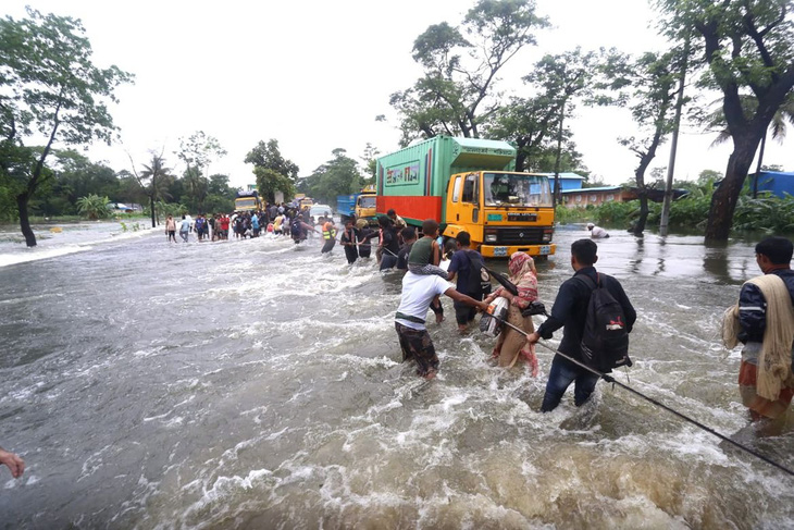 Mưa lớn gây lũ lụt nghiêm trọng ở Bangladesh, 15 người chết - Ảnh 2.