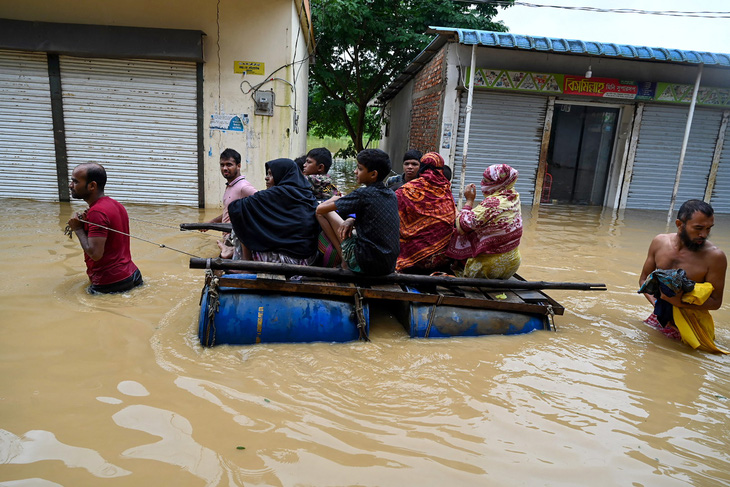 Mưa lớn gây lũ lụt ở Bangladesh, 15 người thiệt mạng - Ảnh 3.