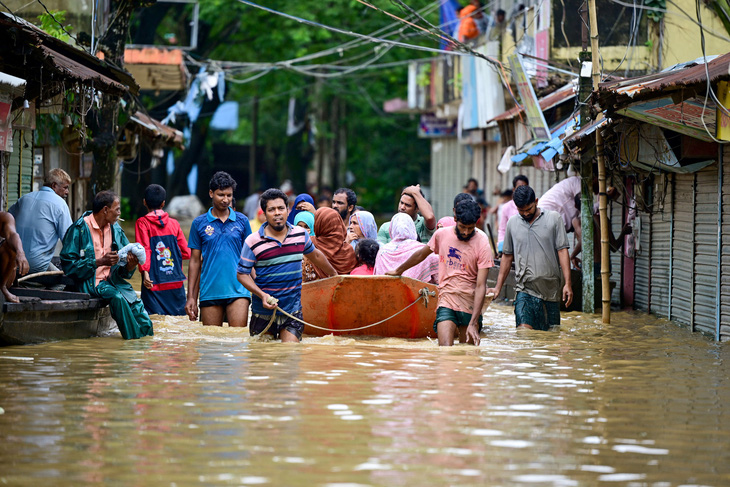 Mưa lớn gây lũ lụt nghiêm trọng ở Bangladesh, 15 người chết - Ảnh 1.