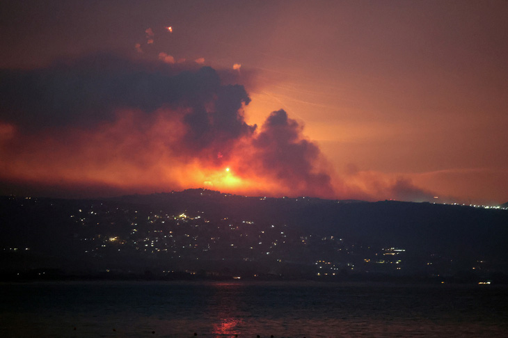 Israel tấn công 'phủ đầu' vào Lebanon, Hezbollah giội loạt rocket và tên lửa - Ảnh 1.