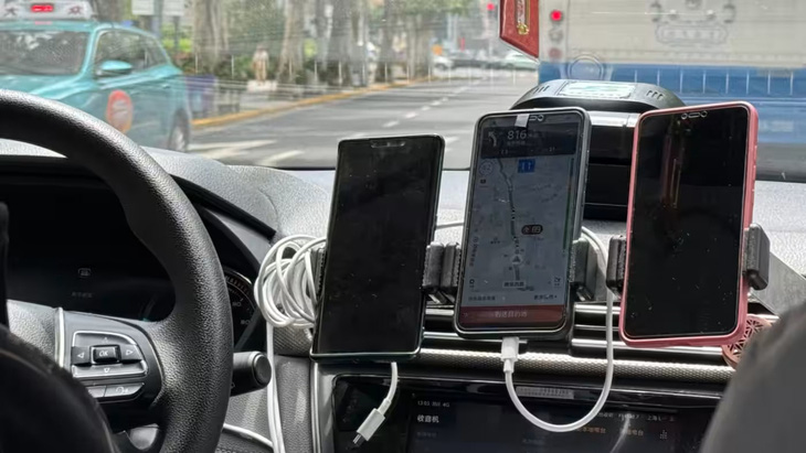 Thừa nhân lực, tài xế taxi ở Trung Quốc dùng nhiều app cùng lúc để giành khách - Ảnh 1.