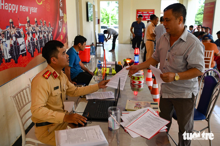 CSGT tuần tra bằng mô tô đặc chủng trên cao tốc trong dịp nghỉ lễ - Ảnh 4.