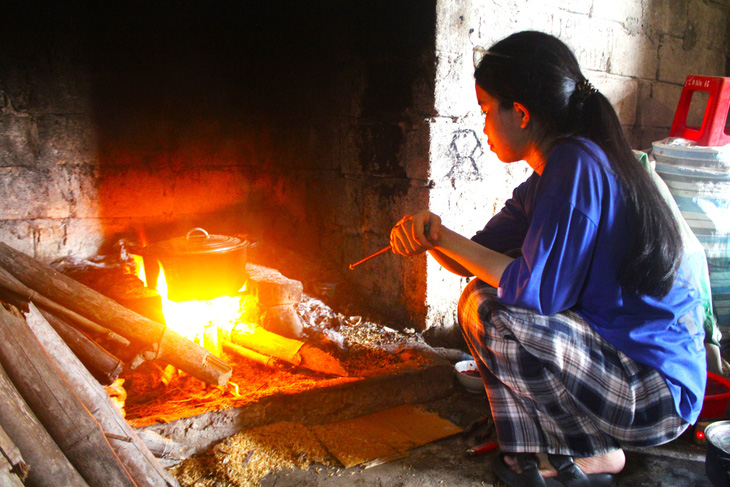 Thay bố mẹ làm đồng, chăm sóc nhà cửa, vẫn học giỏi nức tiếng - Ảnh 3.