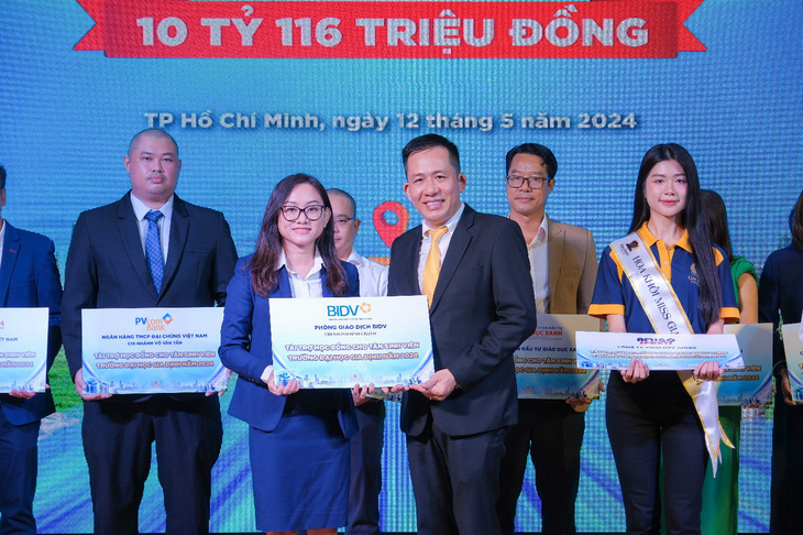 Trường đại học trao học bổng, máy tính, tai nghe cho tân sinh viên - Ảnh 3.