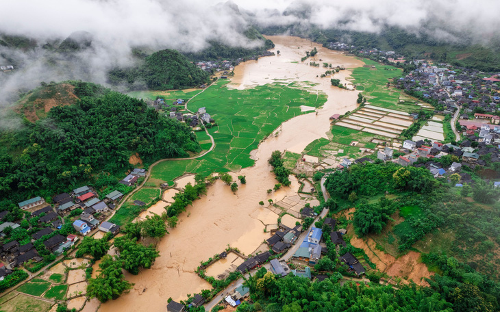 Một thành phố của Bình Dương ngập trong biển nước, ô tô bị nước cuốn trôi - Ảnh 7.