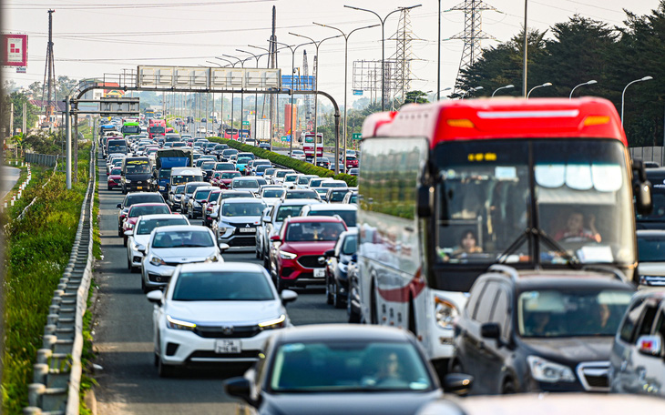 Người dân ùn ùn rời Hà Nội về nghỉ lễ, xe cứu thương kẹt cứng không lối thoát - Ảnh 22.