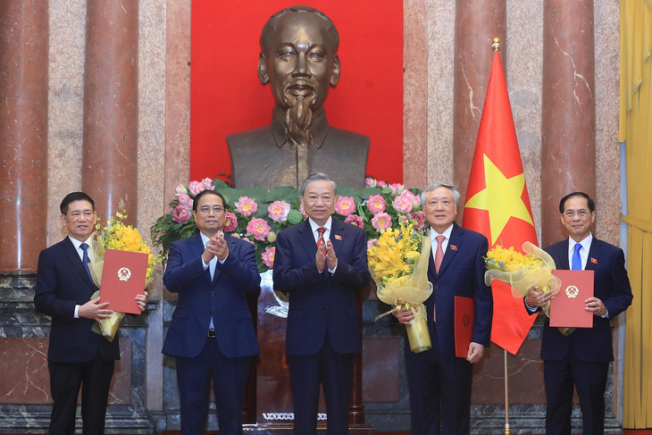 Tổng Bí thư, Chủ tịch nước Tô Lâm trao quyết định bổ nhiệm, Thủ tướng Phạm Minh Chính tặng hoa chúc mừng các Phó thủ tướng Nguyễn Hòa Bình, Bùi Thanh Sơn, Hồ Đức Phớc - Ảnh: TTXVN