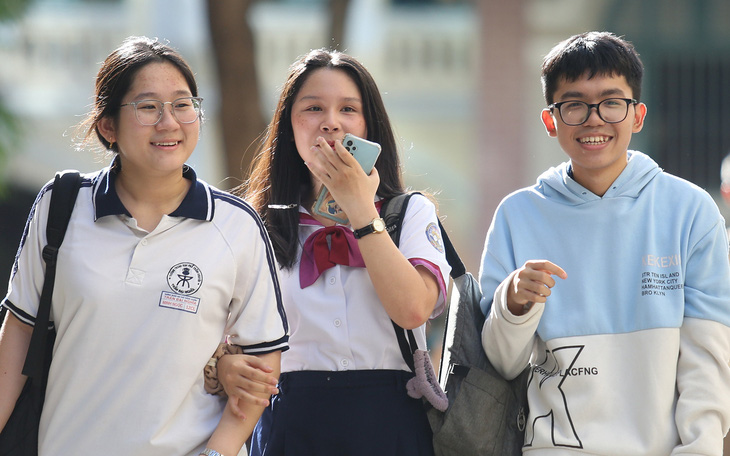 ‘Cấm’ hay ‘không cấm’ dạy thêm: Bạn đọc tranh cãi nảy lửa - Ảnh 4.