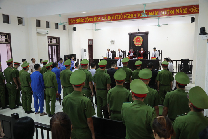 Giang hồ 'Quân Idol' và đồng phạm ra tòa với 7 tội danh - Ảnh 2.