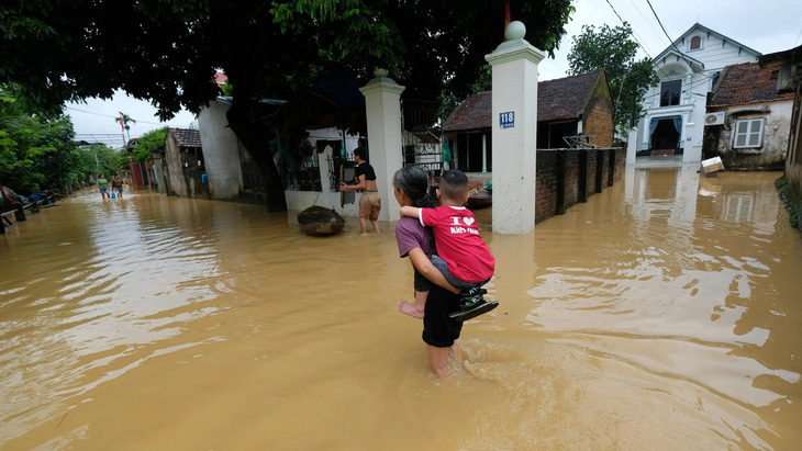 Bao giờ rốn lũ Hà Nội hết ngập - Kỳ 3: Nửa năm chăm bẵm, thiệt hại một đêm vì lũ về - Ảnh 1.