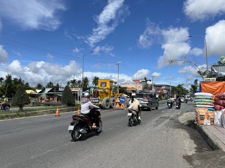 Cần Thơ: Đoạn đường chưa được 1km bụi mù mịt thi công mãi chưa xong do thiếu đá - Ảnh 3.