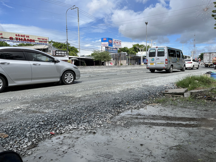 Cần Thơ: Đoạn đường chưa được 1km bụi mù mịt thi công mãi chưa xong do thiếu đá - Ảnh 2.