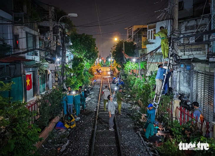 T­ừ vụ đoàn tàu vướng dây cáp khi về ga Sài Gòn: Còn 160 vị trí mạng nhện gây mất an toàn - Ảnh 1.