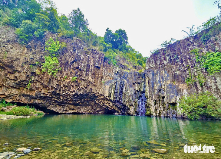 Đến thác Vực Hòm khám phá 'gành Đá Đĩa' trên núi - Ảnh 1.