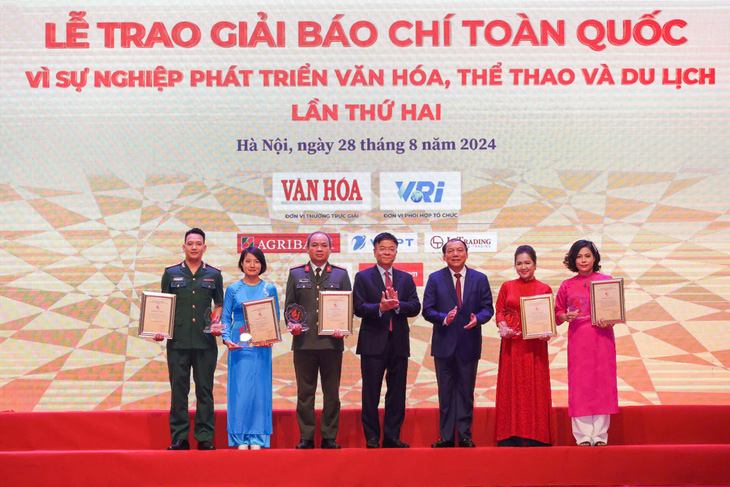 cac-tac-gia-nhom-tac-gia-dat-giai-nhat-giai-bao-chi-toan-quoc-vi-su-nghiep-phat-trien-van-hoa-the-thao-va-du-lich-17248874168421928363775.jpg