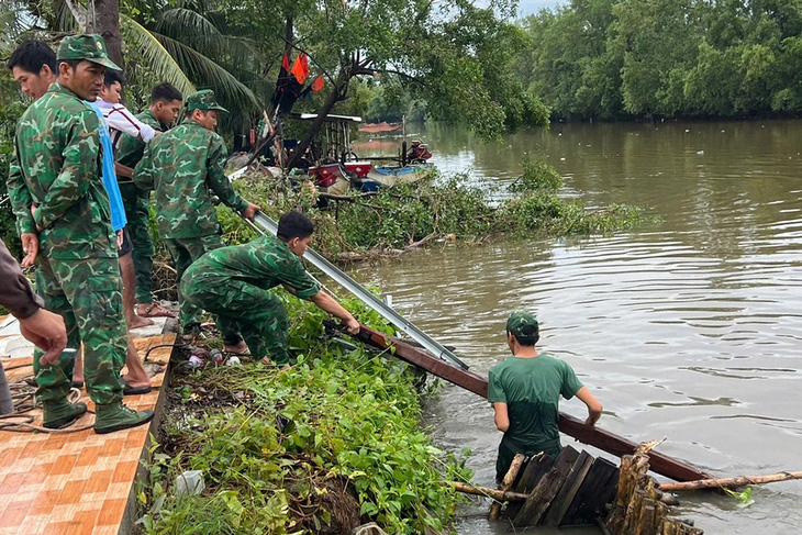 Mưa bão kèm theo dông lốc làm sập và tốc mái 10 căn nhà - Ảnh 1.