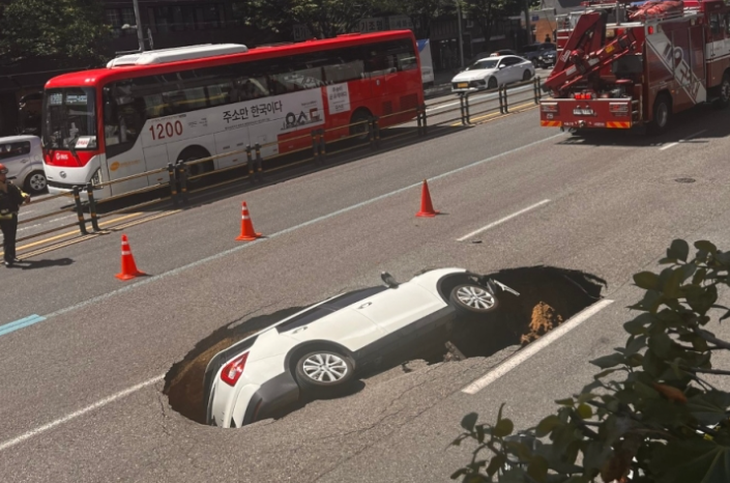 'Hố tử thần' nuốt chửng ô tô ngay thủ đô Seoul, 2 người bị thương - Ảnh 1.