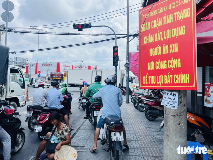 TP.HCM: Người xin ăn vẫn 'bám trụ' tại nhiều ngả đường- Ảnh 1.