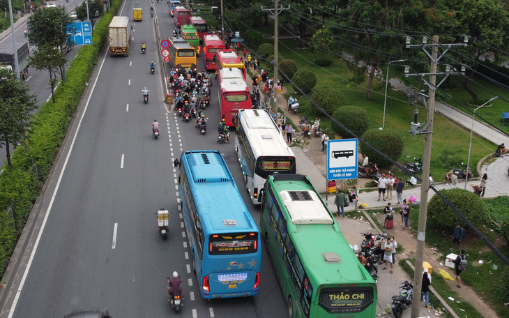 Xe dàn hàng ngang trên quốc lộ 1 đón khách, lực lượng chức năng nói 