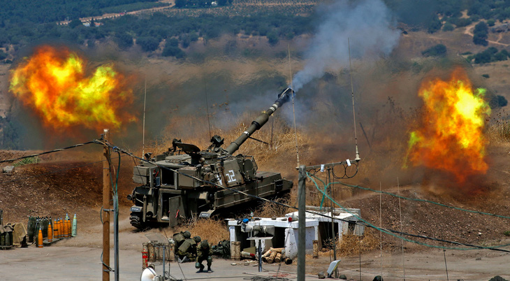 Ảnh chụp cũ cho thấy pháo tự hành của Israel bắn về phía Lebanon - Ảnh: AFP