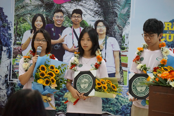 Thảo Tiên, Ngọc Khánh, Tuệ Lâm (từ trái qua) giao lưu trước khi lên đường tham dự Festival nhiếp ảnh quốc tế tại Nhật Bản - Ảnh: T.ĐIỂU