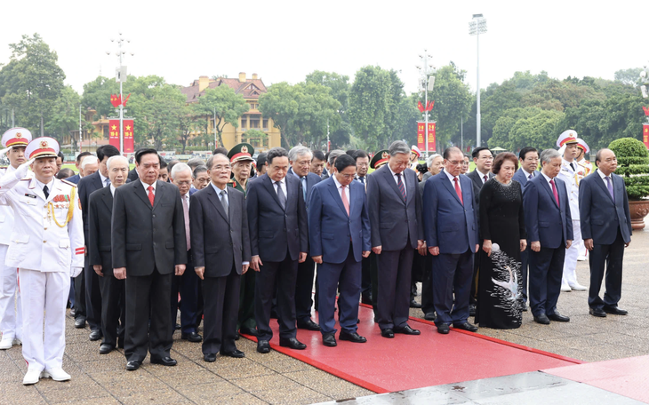 Lãnh đạo TP.HCM dâng hoa, dâng hương Chủ tịch Hồ Chí Minh  - Ảnh 5.