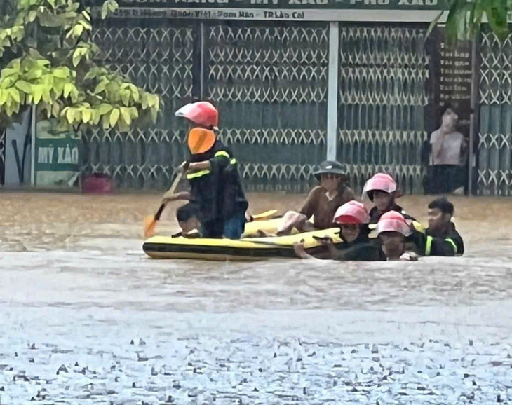 Lào Cai ngập sâu sau cơn mưa như trút sáng nay - Ảnh 1.