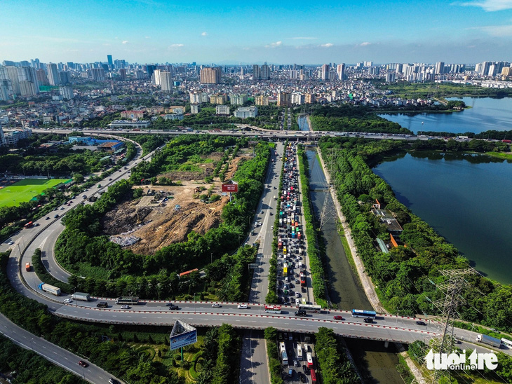 Người dân ùn ùn rời Hà Nội nghỉ lễ, xe cứu thương cũng 'bất lực' vì làn khẩn cấp bị chiếm dụng - Ảnh 4.