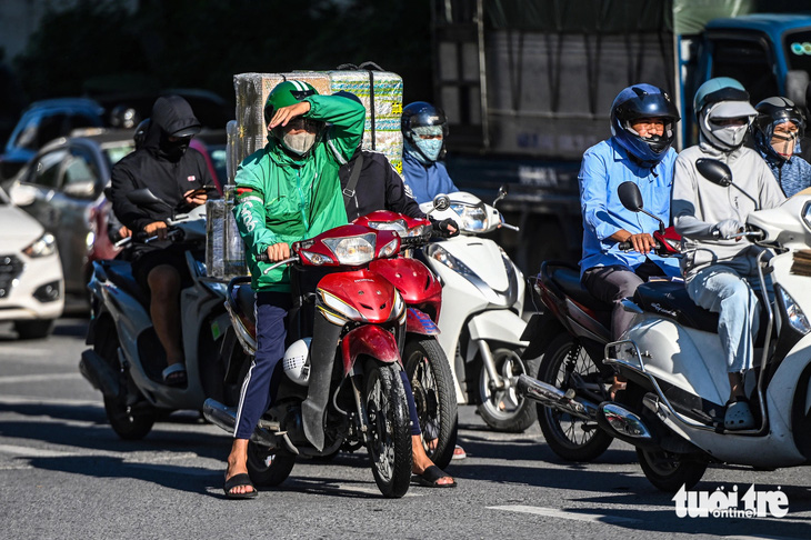 Người dân ùn ùn rời Hà Nội nghỉ lễ, xe cứu thương cũng 'bất lực' vì làn khẩn cấp bị chiếm dụng - Ảnh 11.