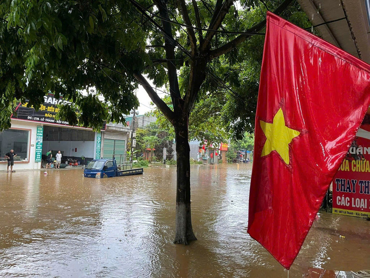 Thành phố Lào Cai ngập sâu cả mét sau cơn mưa như trút - Ảnh 10.